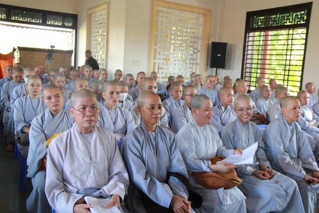 Chư Ni tham dự khóa học