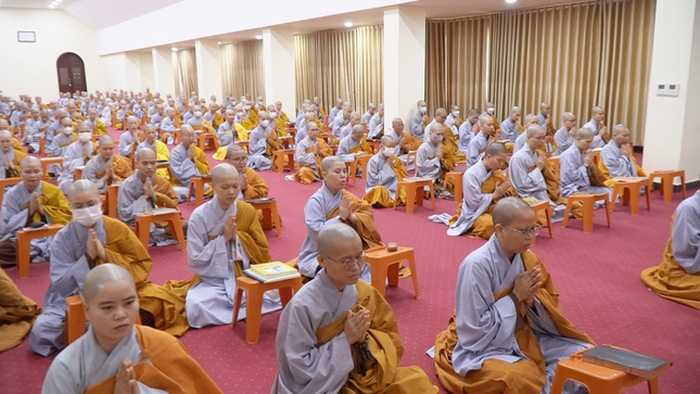 Chư Ni làm lễ Bố-tát tại Thiền đường 2