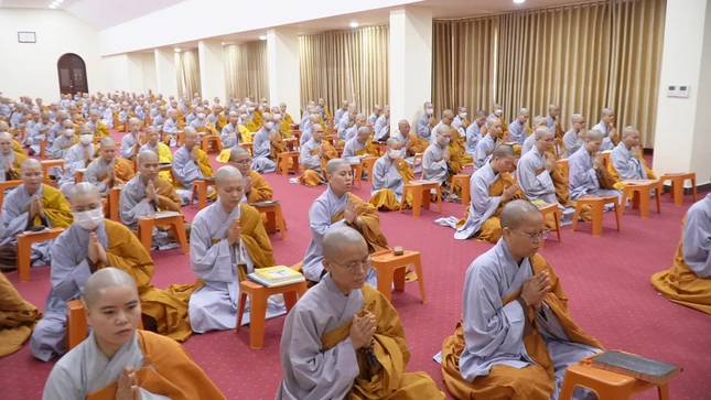 Chư Ni làm lễ Bố-tát tại Thiền đường 2