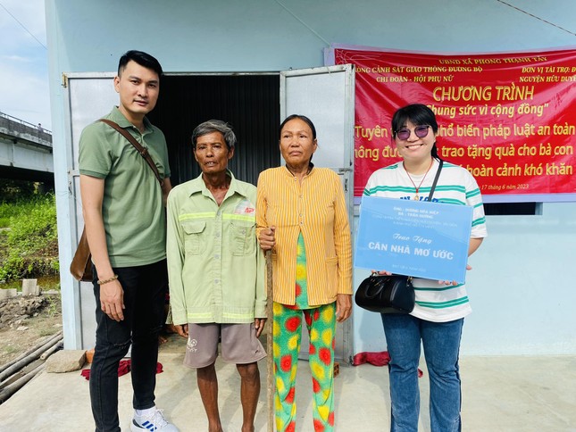 Đại diện nhóm trao căn nhà mơ ước cho người dân - Ảnh: H.Duyên Đại diện nhóm trao căn nhà mơ ước cho người dân - Ảnh: H.Duyên