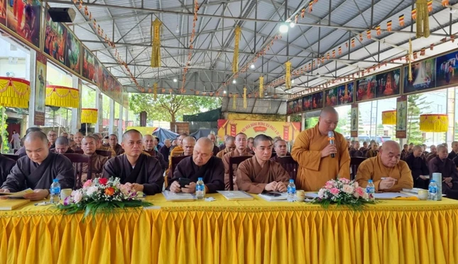 Chư Tăng đóng góp ý kiến tại hội nghị