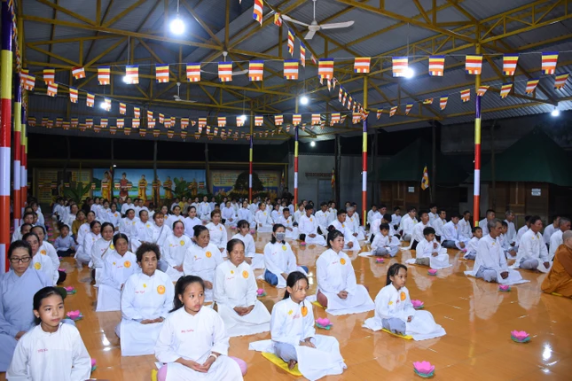 Phật tử tham dự đêm thắp nến hoa đăng tưởng niệm