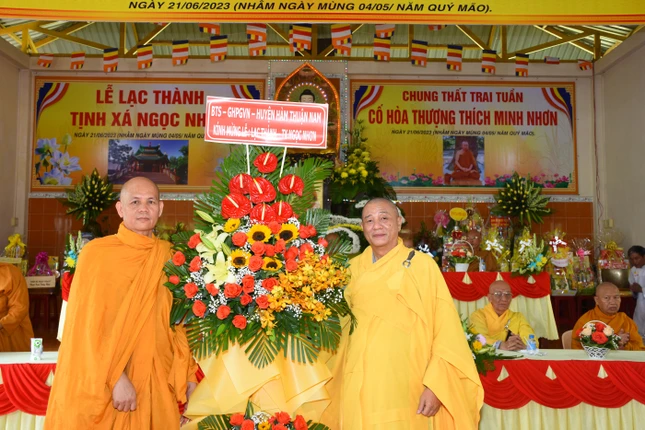 Ban Trị sự GHPGVN H.Hàm Thuận Nam tặng hoa chúc mừng