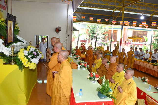 Thắp hương tưởng niệm cố Hòa thượng Thích Minh Nhơn