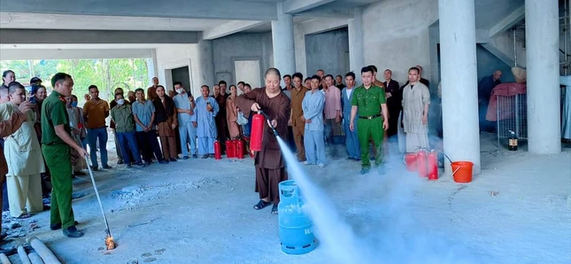 Hòa thượng Thích Thọ Lạc thực tập phương án chữa cháy