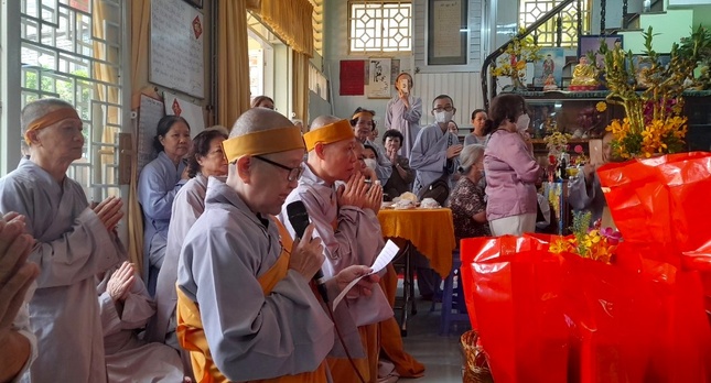 Ni sư Thích nữ An Hoa dâng lời tác bạch