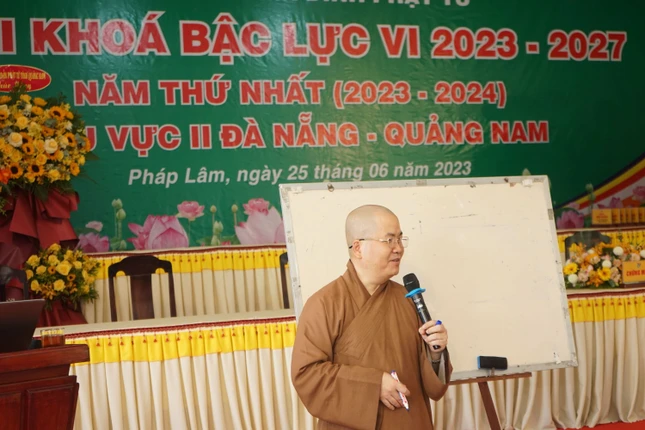 Thượng tọa Thích Huệ Chấn hướng dẫn các học viên trong tiết học đầu tiên