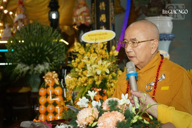 Hòa thượng Thích Khế Chơn cung tuyên tiểu sử cố Hòa thượng Thích Thiện Toàn