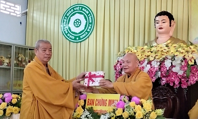 Hòa thượng Thích Thiện Nhơn trao tịnh tài cúng dường khóa huân tu