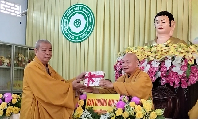 Hòa thượng Thích Thiện Nhơn trao tịnh tài cúng dường khóa huân tu