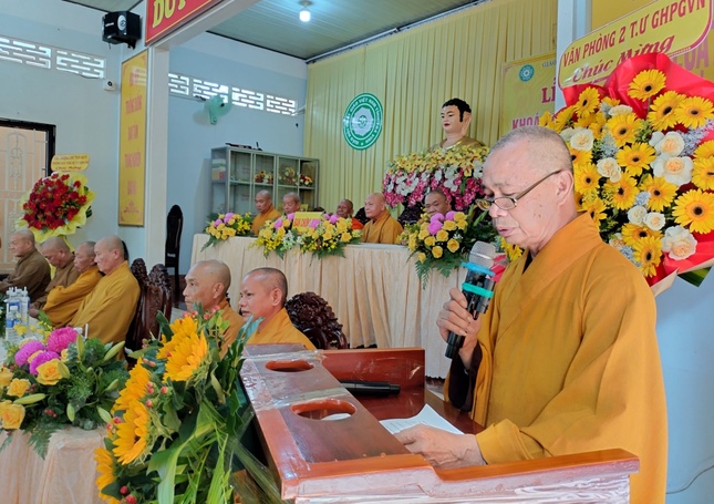 Hòa thượng Thích Huệ Pháp thông qua chương trình khóa huân tu