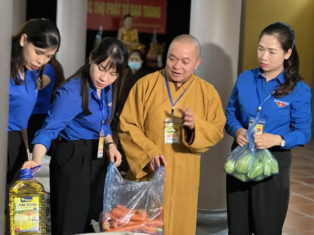 Đại đức Thích Thanh Phúc, Phó Trưởng ban Thường trực Ban Trị sự Phật giáo tỉnh Tuyên Quang, trụ trì chùa An Vinh cùng các bạn đoàn viên chuẩn bị thực phẩm để vận chuyển về các điểm nấu ăn