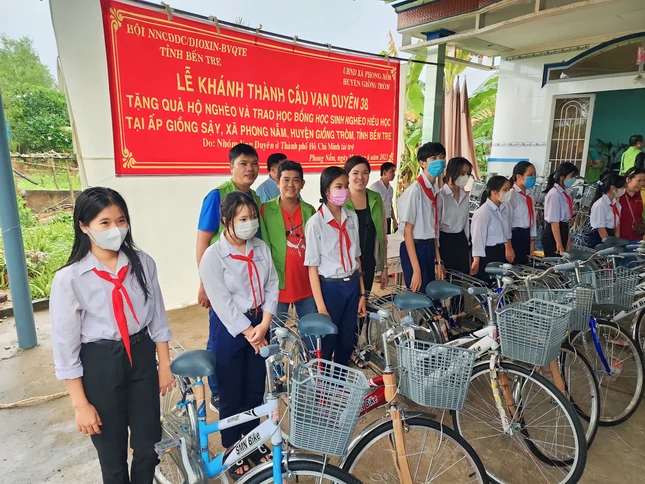 Trao xe đạp cho các em học sinh vượt khó tại xã Phong Nẫm, H.Giồng Trôm, Bến Tre - Ảnh: Lý Hoàng Vũ