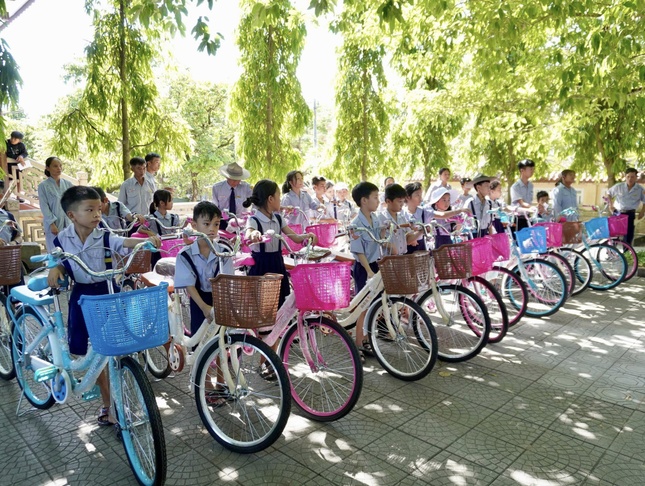 110 chiếc xe đạp đủ màu sắc được trao cho các em trong niềm hoan hỷ