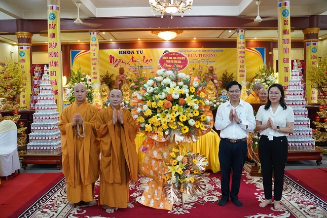 Lãnh đạo TP.Sông Công tặng hoa chúc mừng