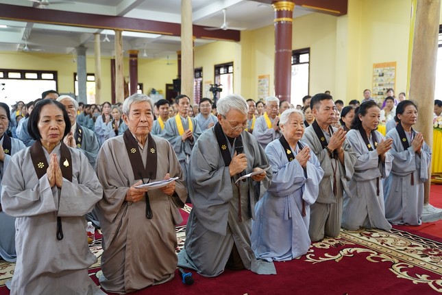 Đại diện Phật tử đạo tràng Pháp Hoa miền Bắc dâng lời tác bạch