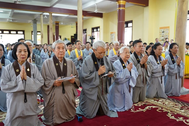 Đại diện Phật tử đạo tràng Pháp Hoa miền Bắc dâng lời tác bạch