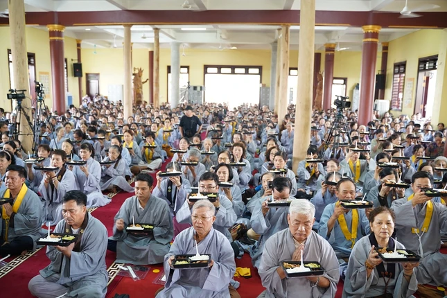 Đại chúng dùng cơm trong chính niệm