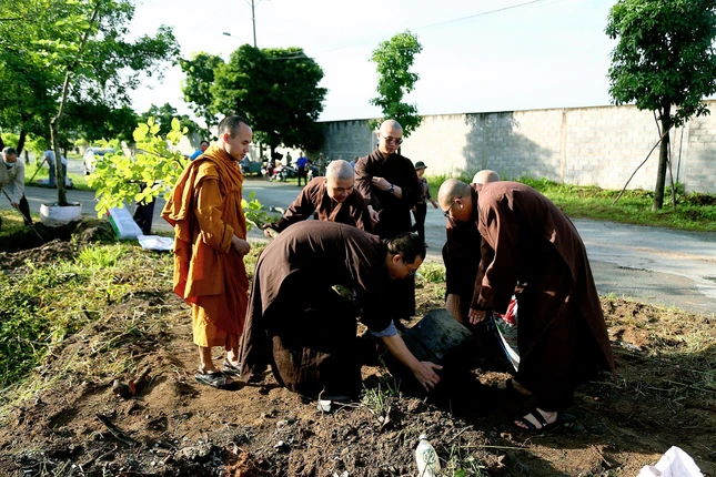 Tăng sinh học viện tham gia trồng cây