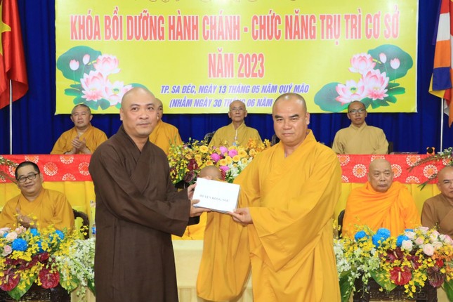 Thượng tọa Thích Tĩnh Triệt trao sổ chứng nhận tham dự khóa học