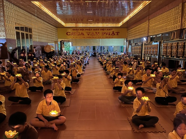 Thắp nến tri ân cha mẹ