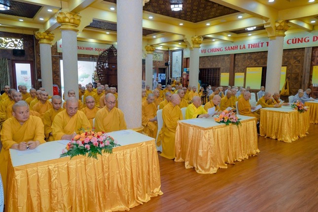 Chư Tăng Ni tham dự buổi chia sẻ của Thượng tọa Thích Phước Nguyên