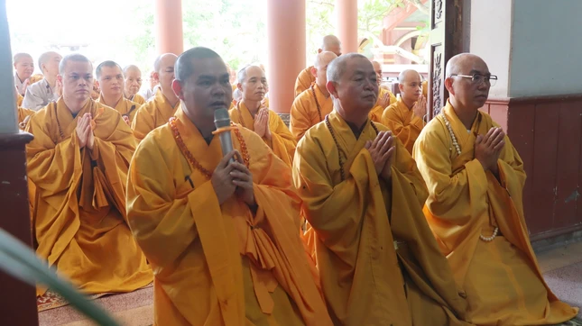 Chư Tăng Ni hành giả tác bạch cầu thỉnh Truởng lão Hòa thượng đương vi ngôi Đường chủ Chư Tăng Ni hành giả tác bạch cầu thỉnh Truởng lão Hòa thượng đương vi ngôi Đường chủ