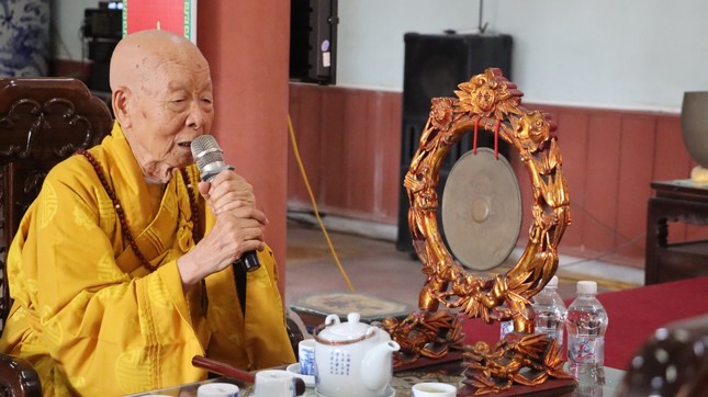 Trưởng lão Hòa thượng Thích Thanh Dục ban đạo từ