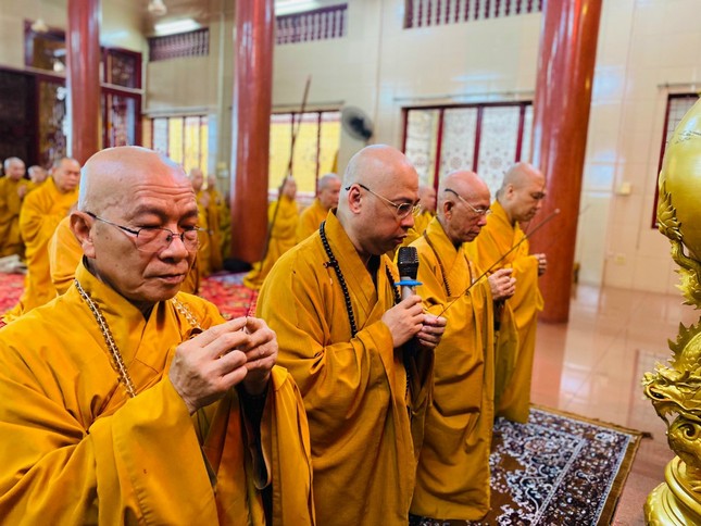 Chư tôn đức niêm hương bạch Phật