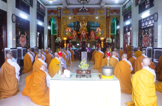 Chư Ni cử hành lễ Bố-tát tại chánh điện chùa Pháp Quang