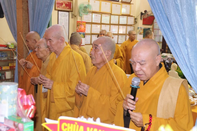 Chư tôn giáo phẩm dâng hương tưởng niệm Chư tôn giáo phẩm dâng hương tưởng niệm