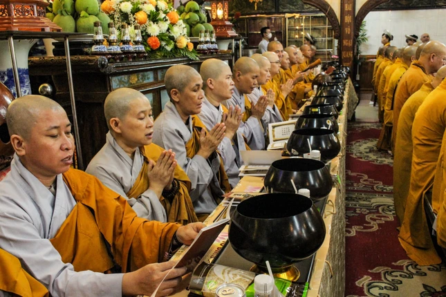 Chư Ni đồng tụng thời kinh