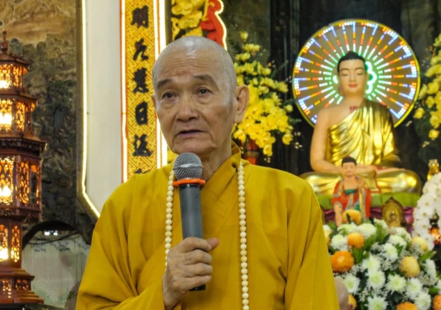 Trưởng lão Hòa thượng Thích Thanh Hùng thuyết giảng về ý nghĩa lễ sớt bát cúng dường