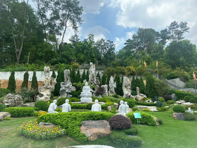 Vườn Lộc Uyển trong khuôn viên chùa Tiêu