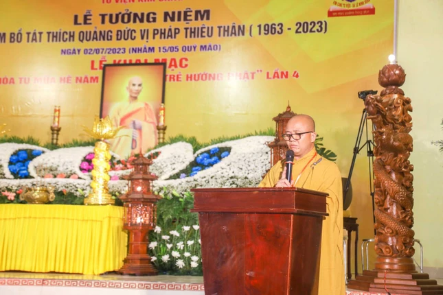 Đại đức Thích Nguyên Chiếu dâng lời tưởng niệm 60 năm Bồ-tát Thích Quảng Đức vị pháp thiêu thân Đại đức Thích Nguyên Chiếu dâng lời tưởng niệm 60 năm Bồ-tát Thích Quảng Đức vị pháp thiêu thân