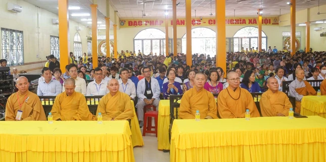 Chư Tăng Ni, đại biểu và đông đảo các bạn trẻ tham gia khóa tu dự lễ Chư Tăng Ni, đại biểu và đông đảo các bạn trẻ tham gia khóa tu dự lễ