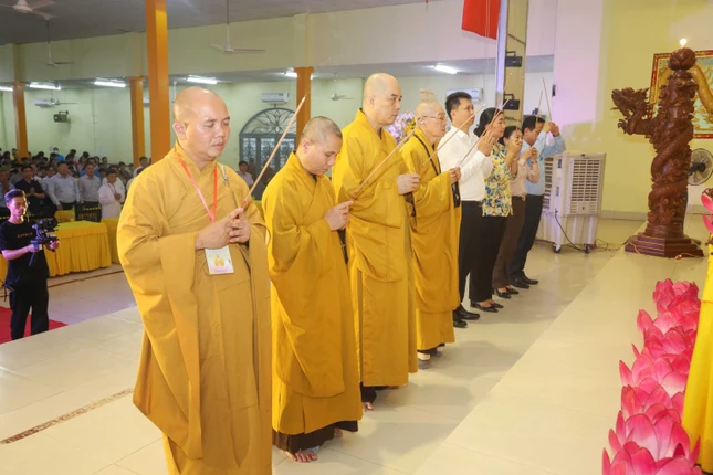 Dâng hương tưởng niệm Bồ-tát Thích Quảng Đức Dâng hương tưởng niệm Bồ-tát Thích Quảng Đức