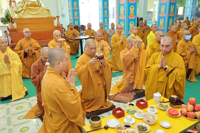 Môn đồ pháp quyến dâng phạn thực cúng dường Môn đồ pháp quyến dâng phạn thực cúng dường