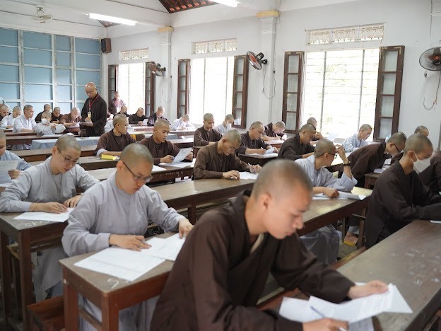 Các thí sinh làm bài thi