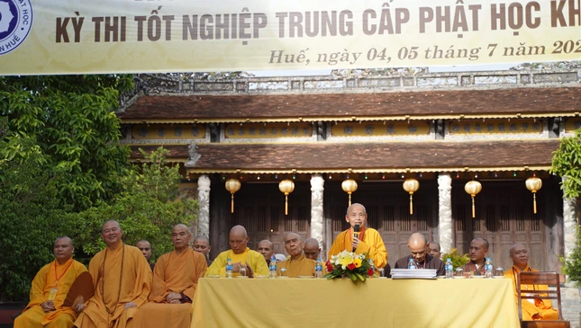 Trưởng lão Hòa thượng Thích Đức Thanh sách tấn Tăng Ni sinh trước khi bước vào kỳ thi