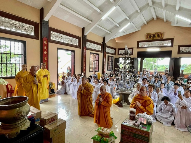 Đại diện Ban Chức sự hạ trường chùa Thiên Khánh (Long An) tri ân đoàn