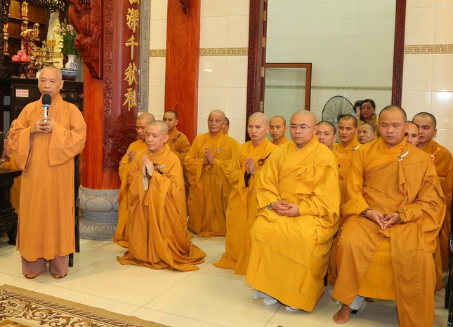 Hòa thượng Thích Huệ Minh sách tấn chư hành giả an cư tại chùa Thiên Phước