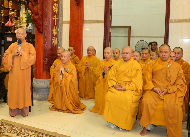 Hòa thượng Thích Huệ Minh sách tấn chư hành giả an cư tại chùa Thiên Phước