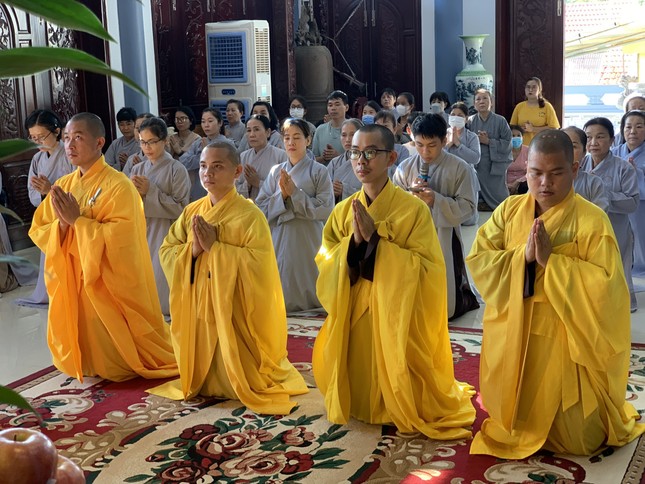 Chư Tăng cùng đạo tràng Phật tử tu viện Vạn Liên cúng dường trường hạ