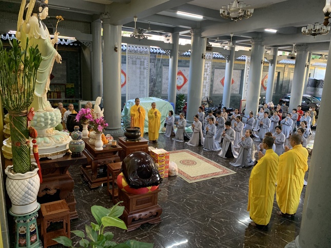 Đại diện Phật tử tác bạch cúng dường tại hạ trường chùa Vạn Phước