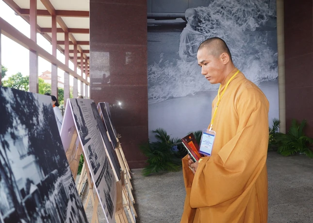 Đại đức Thích Không Tú xem ảnh tư liệu báo chí năm 1963 - Ảnh: ND Đại đức Thích Không Tú xem ảnh tư liệu báo chí năm 1963 - Ảnh: ND