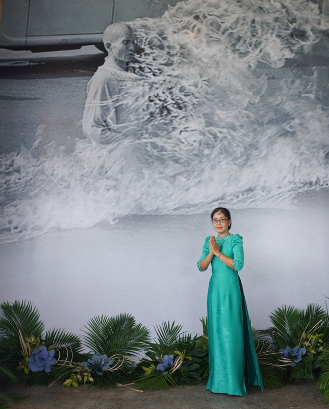 Cô giáo trẻ Phạm Thị Kim Thanh xúc động lưu niệm bên bức ảnh vị pháp thiêu thân của Bồ-tát Thích Quảng Đức