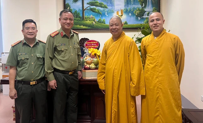 Tặng quà chúc mừng đến lãnh đạo Phòng PA02 Công an tỉnh Nghệ An