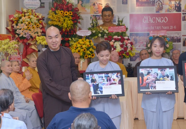 Trao giải thưởng đến các tác giả - Ảnh: Bảo Toàn Trao giải thưởng đến các tác giả - Ảnh: Bảo Toàn