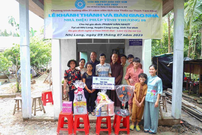 Bàn giao nhà tình thương cho hộ nghèo tại Xã Nhị Long, H.Càng Long do nghệ sĩ Hứa Minh Đạt và Lâm Vỹ Dạ tài trợ